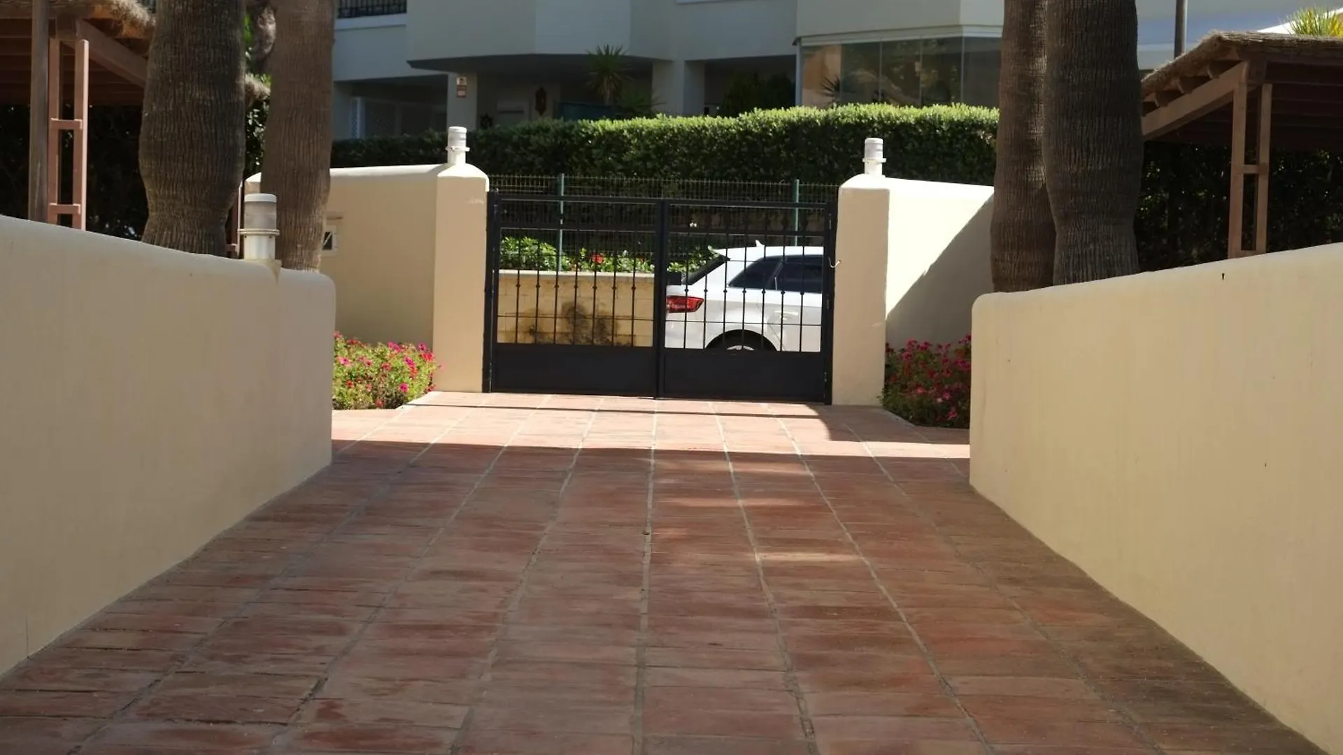 Beachfront Complex Neptuno III , Sea Views, Pool And Garden,Elviria Marbella 0*,  Spain
